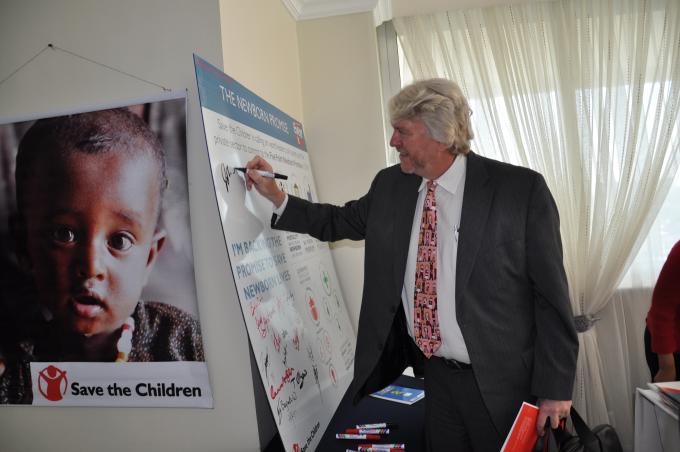 John Graham, Country Director of Save the Children in Ethiopia, signing on the newborn promise pledge board 